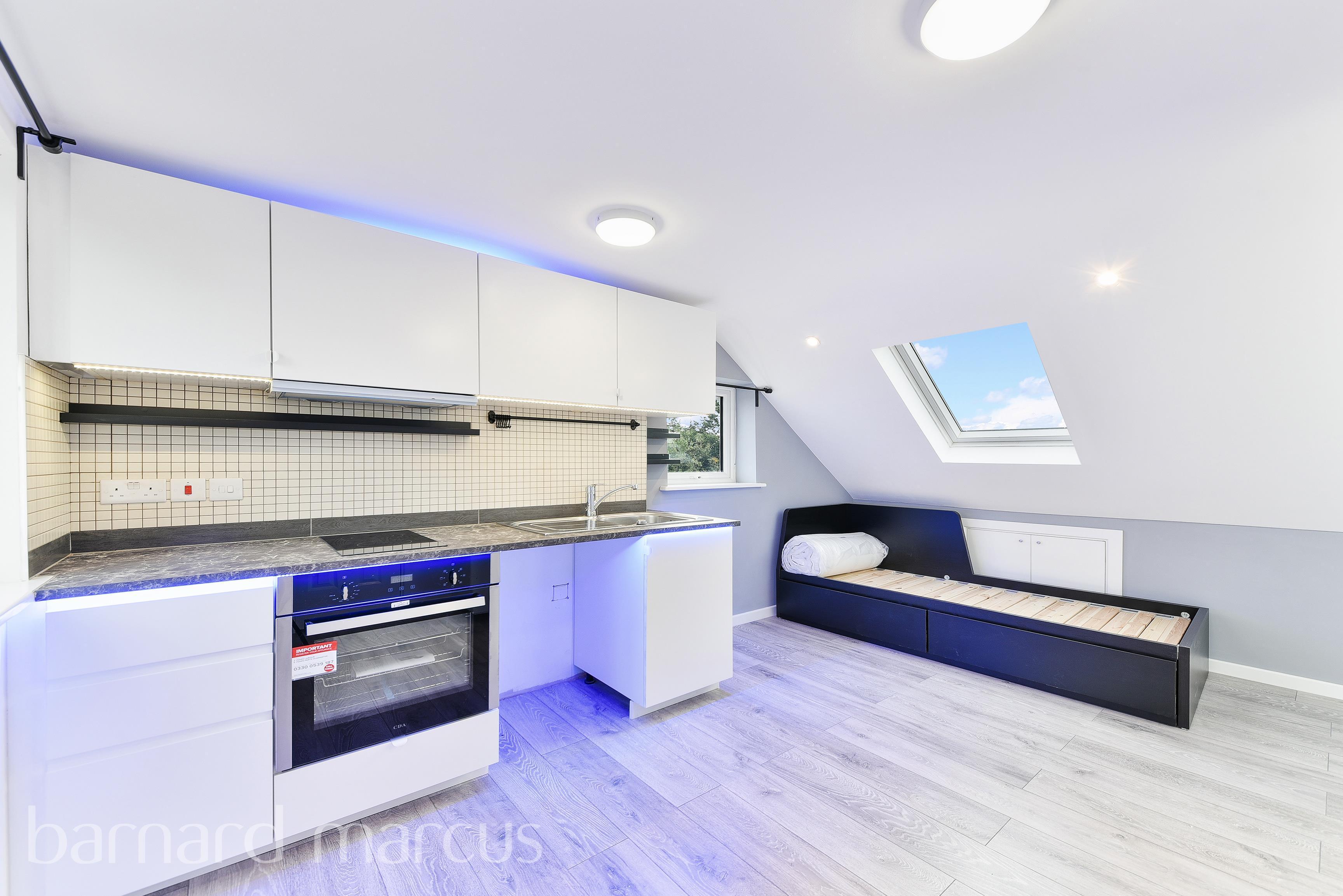 Flat Sunbury Way in Greater London