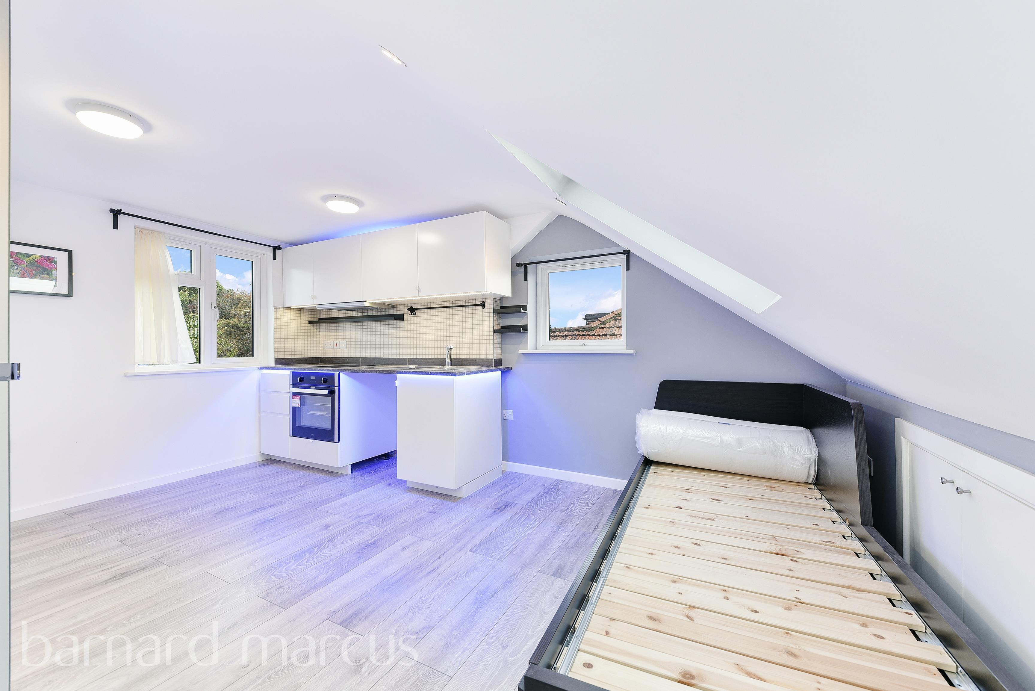 Flat Sunbury Way in Greater London