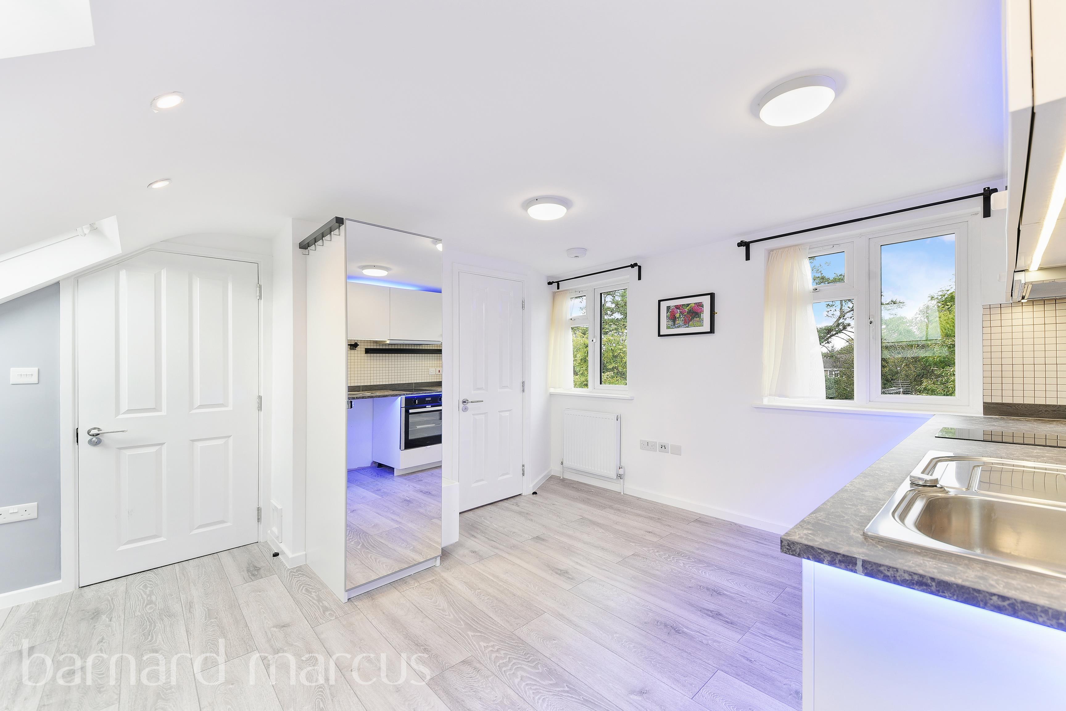 Flat Sunbury Way in Greater London