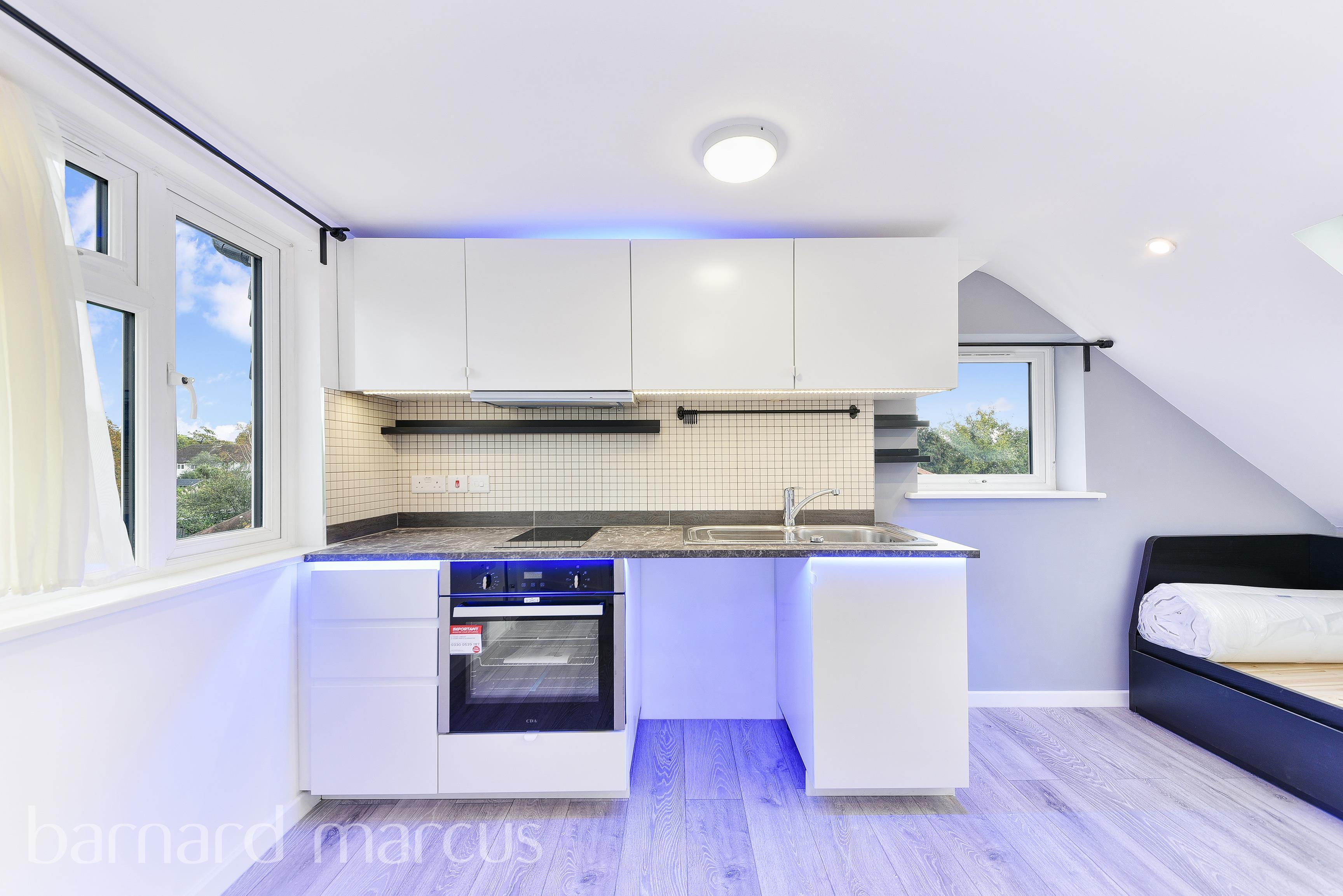 Flat Sunbury Way in Greater London