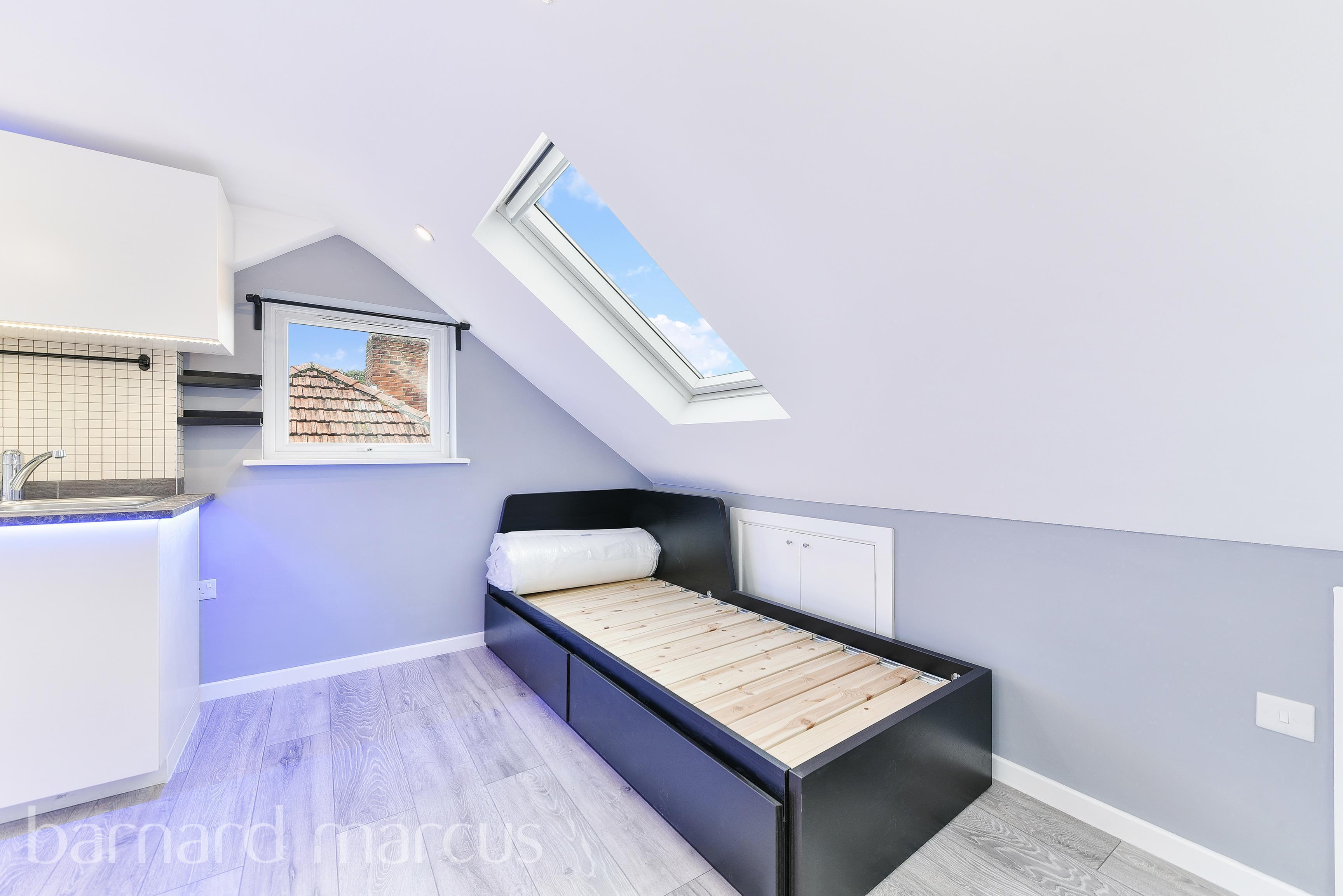 Flat Sunbury Way in Greater London