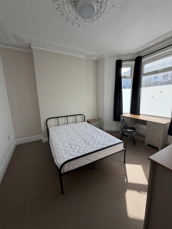 Room Strathnairn Street in Cardiff