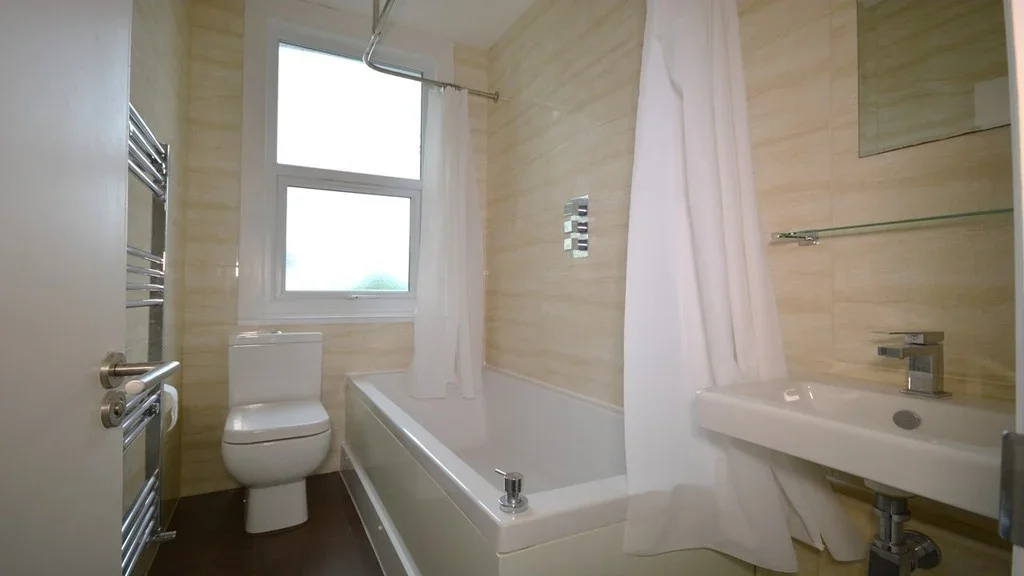 Flat Coombe Lane in Greater London