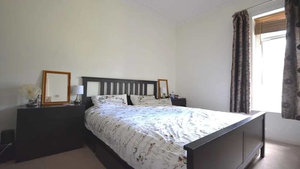 Flat Coombe Lane in Greater London