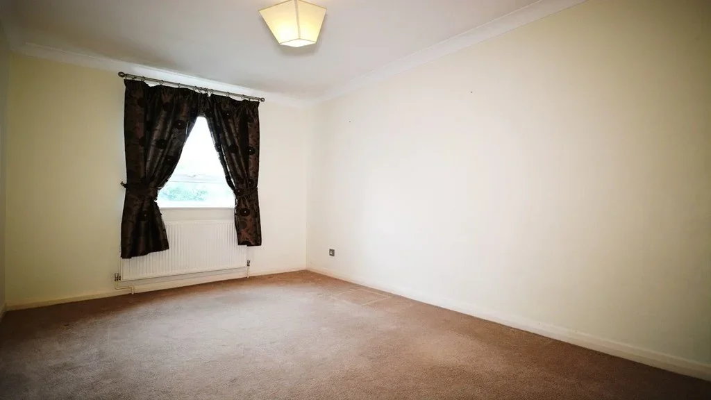 Flat Coombe Lane in Greater London
