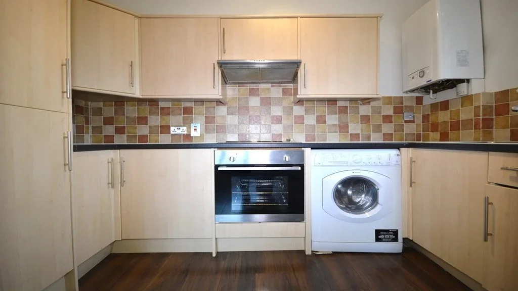 Flat Coombe Lane in Greater London