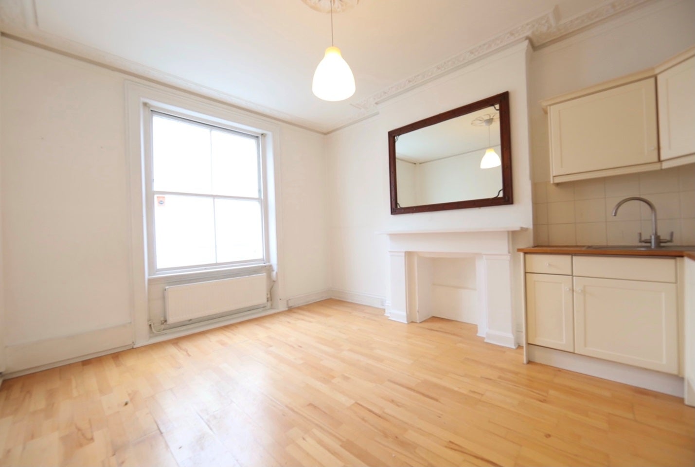 Flat Ifield Road in Greater London