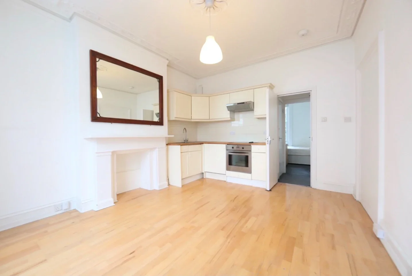 Flat Ifield Road in Greater London
