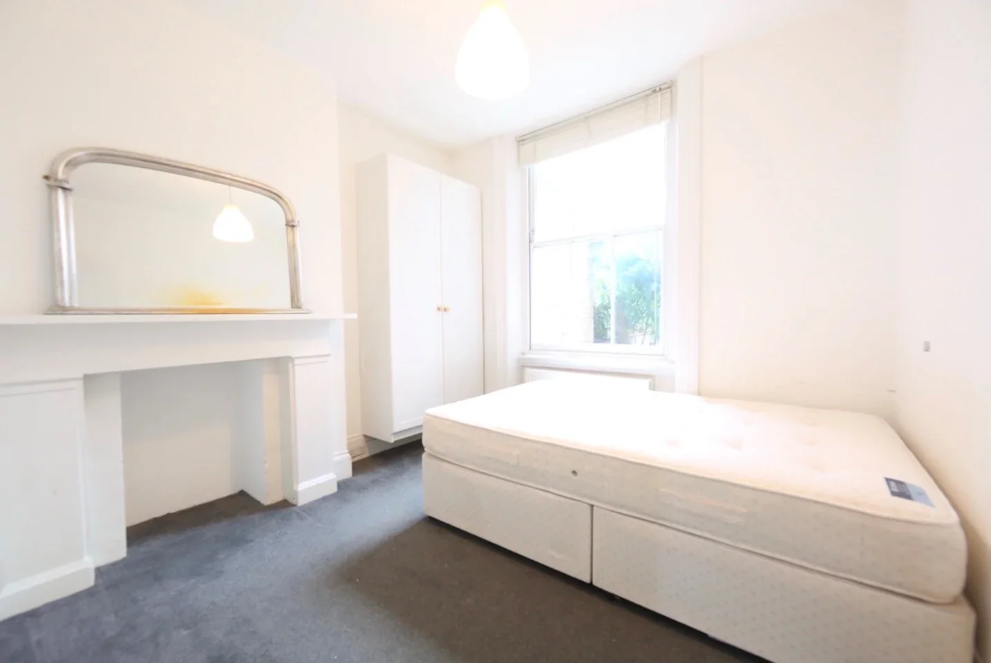 Flat Ifield Road in Greater London