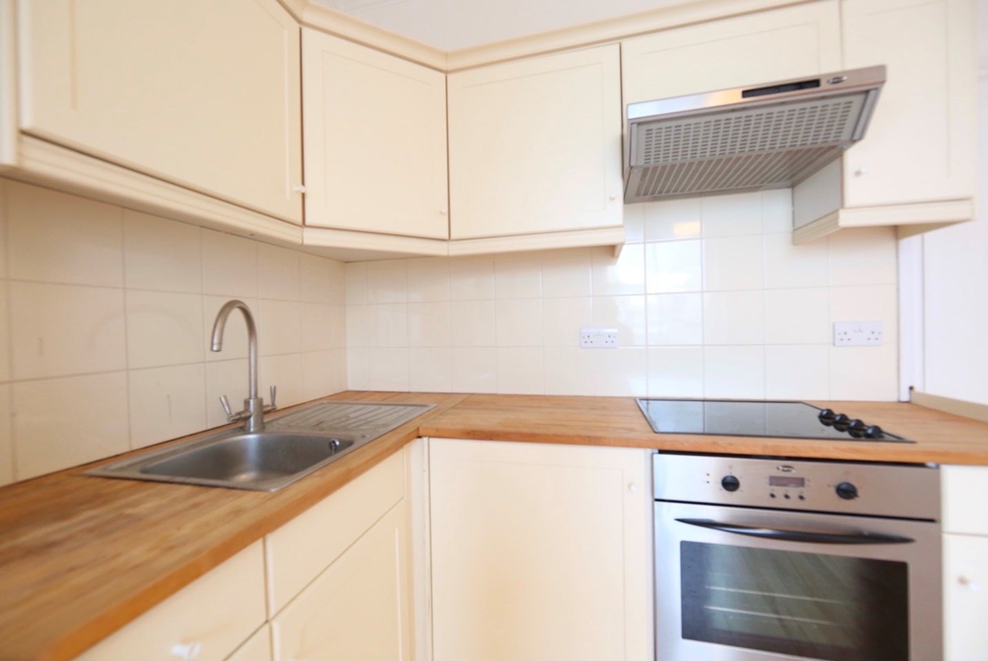 Flat Ifield Road in Greater London