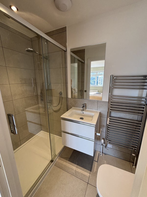 Room Bradenhurst Close in Caterham Valley