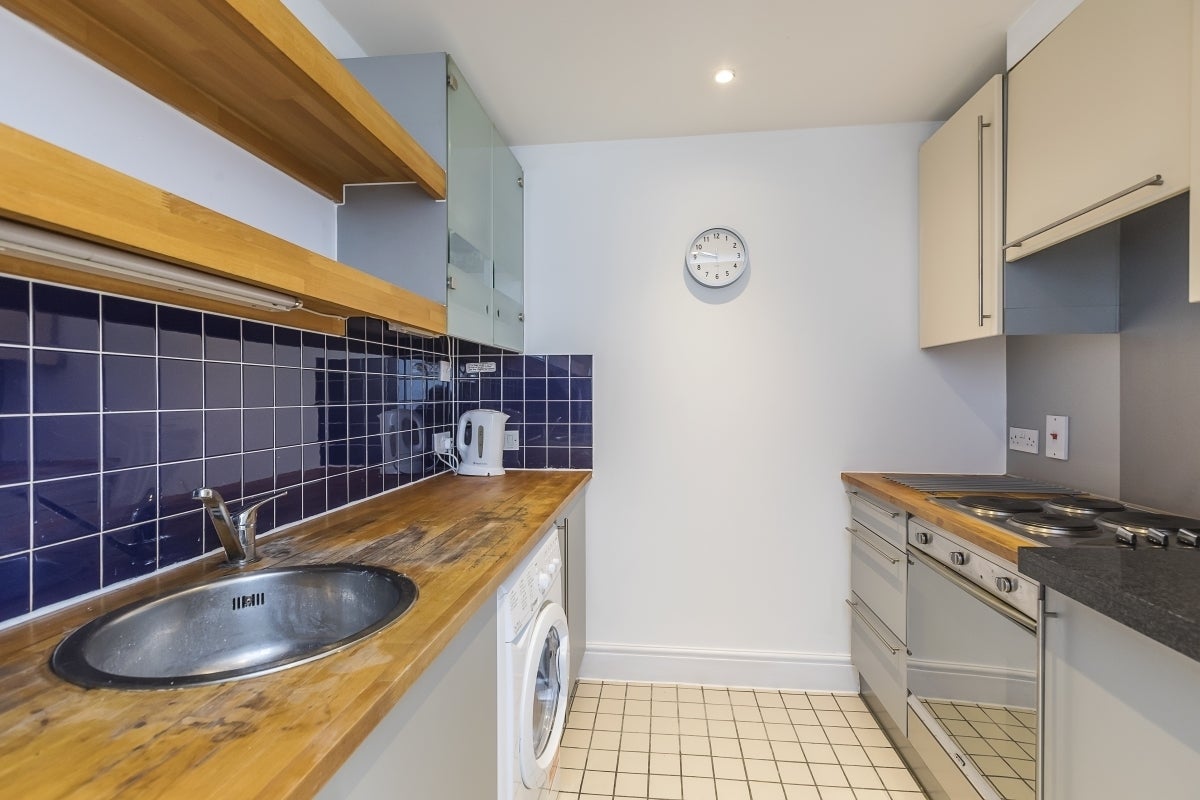 Flat Assam Street in Greater London