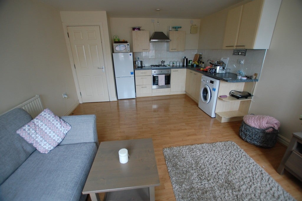 Flat Swinton Hall Road in Salford
