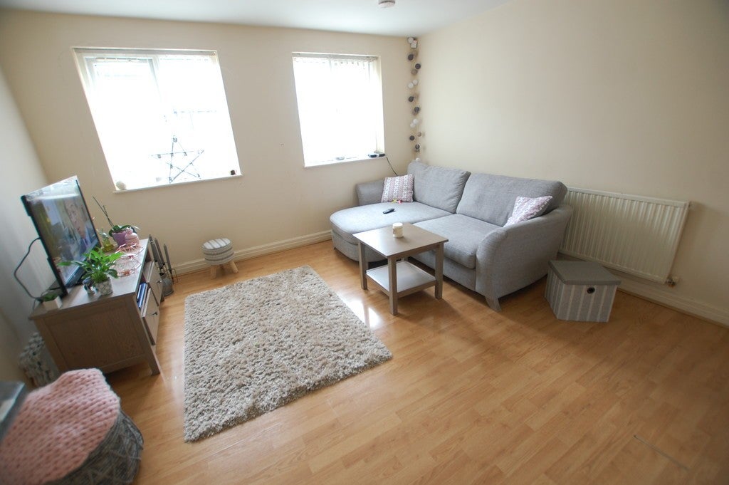 Flat Swinton Hall Road in Salford