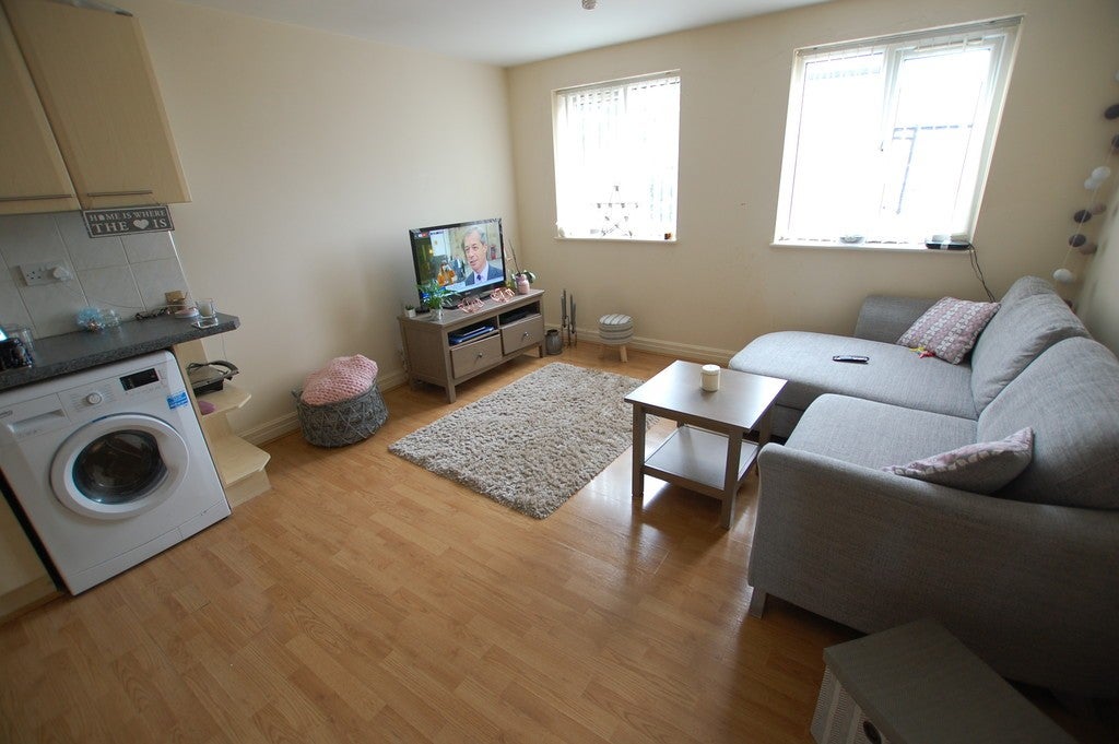 Flat Swinton Hall Road in Salford