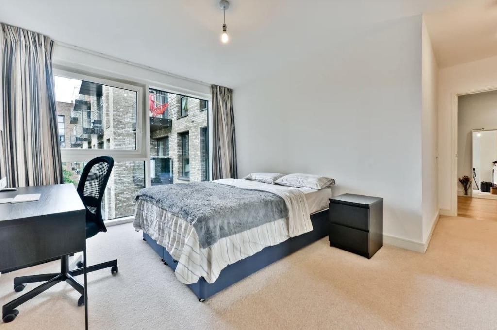 Flat Pell Street in Greater London