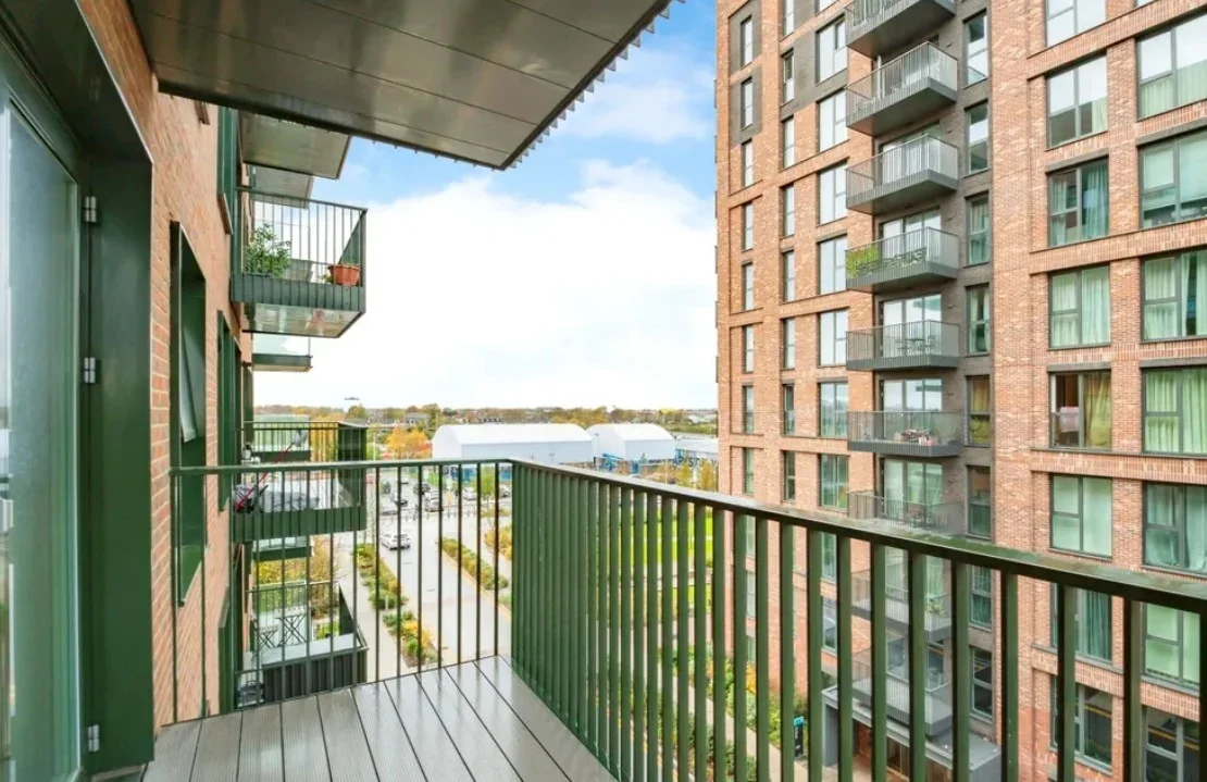 Flat Greenleaf Walk in Greater London