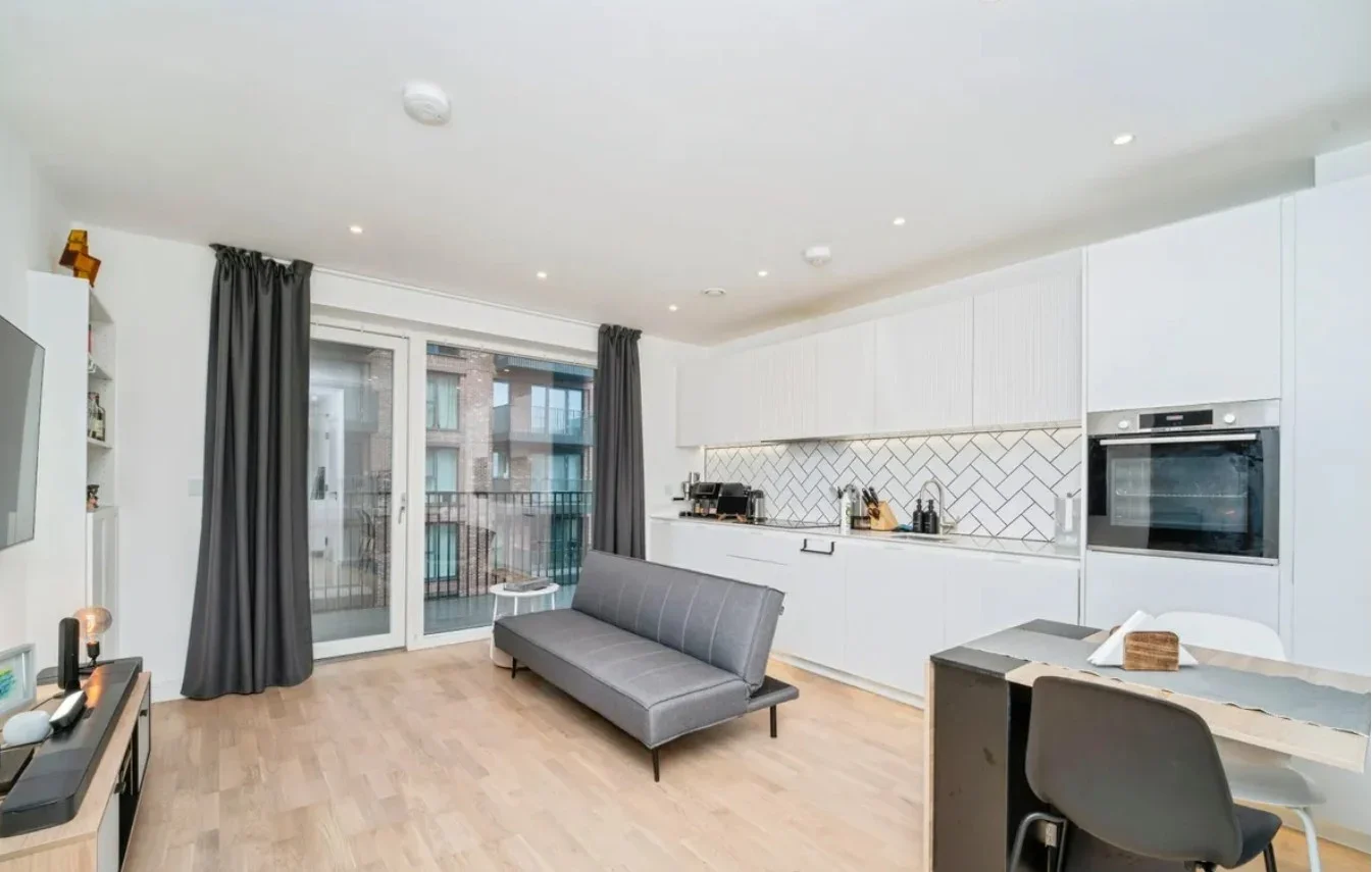 Flat Greenleaf Walk in Greater London