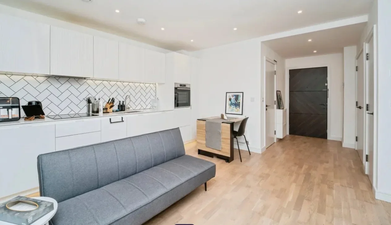 Flat Greenleaf Walk in Greater London