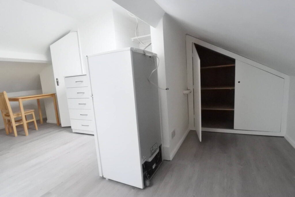 Flat Fortune Way in Greater London