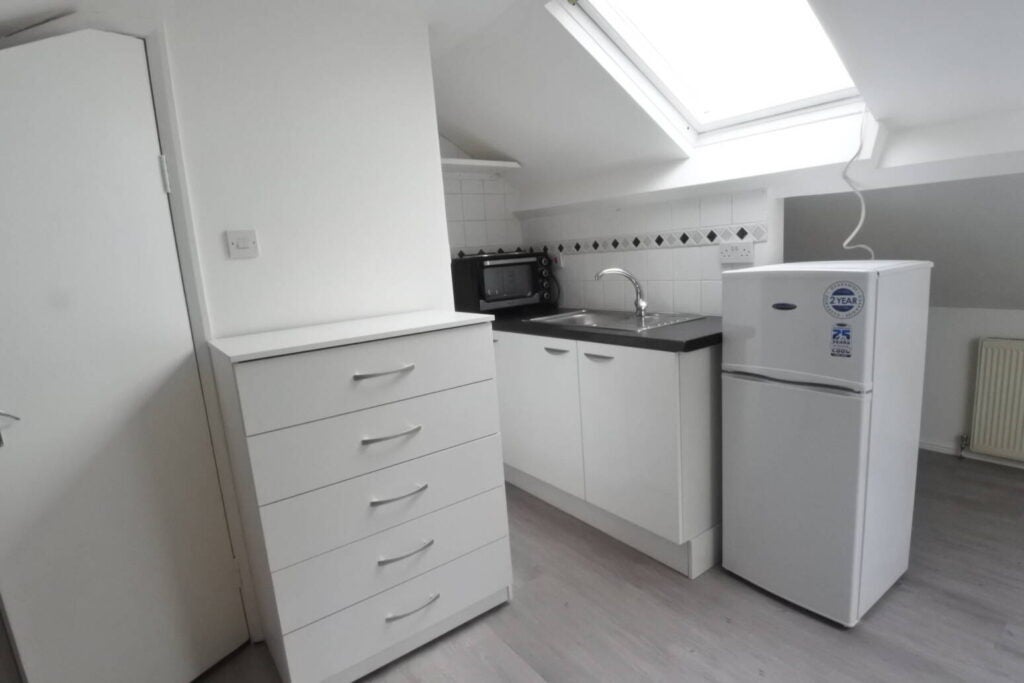 Flat Fortune Way in Greater London