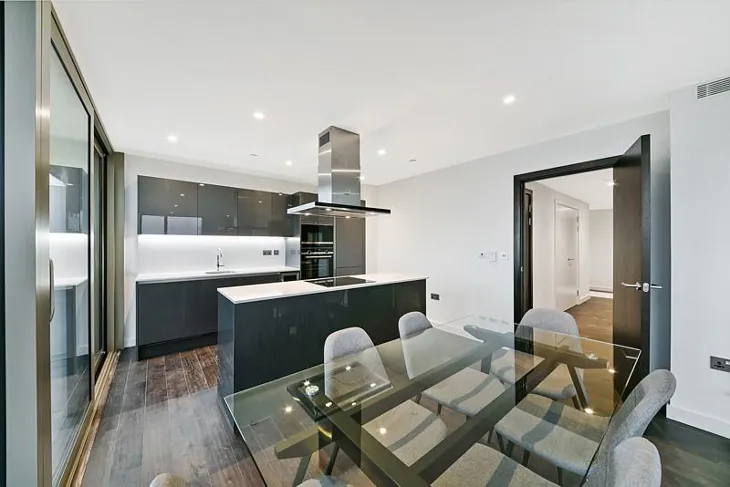 Flat Royal Mint Street in Greater London