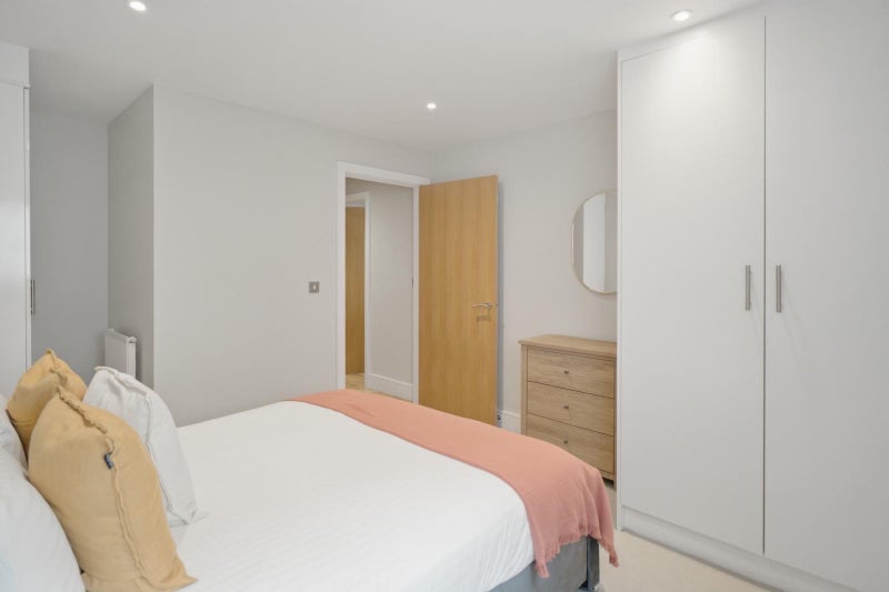 Flat Lanterns Way in Greater London