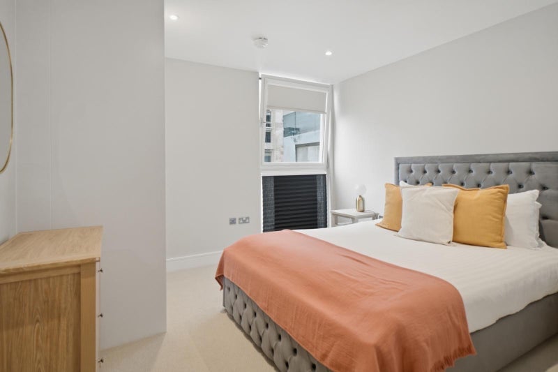Flat Lanterns Way in Greater London