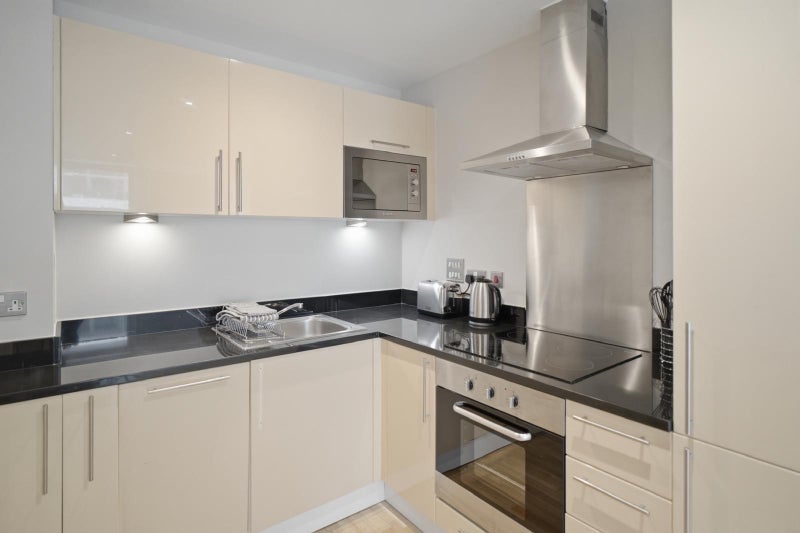 Flat Lanterns Way in Greater London