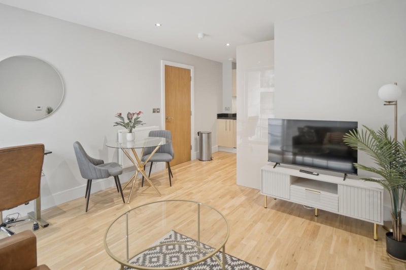 Flat Lanterns Way in Greater London