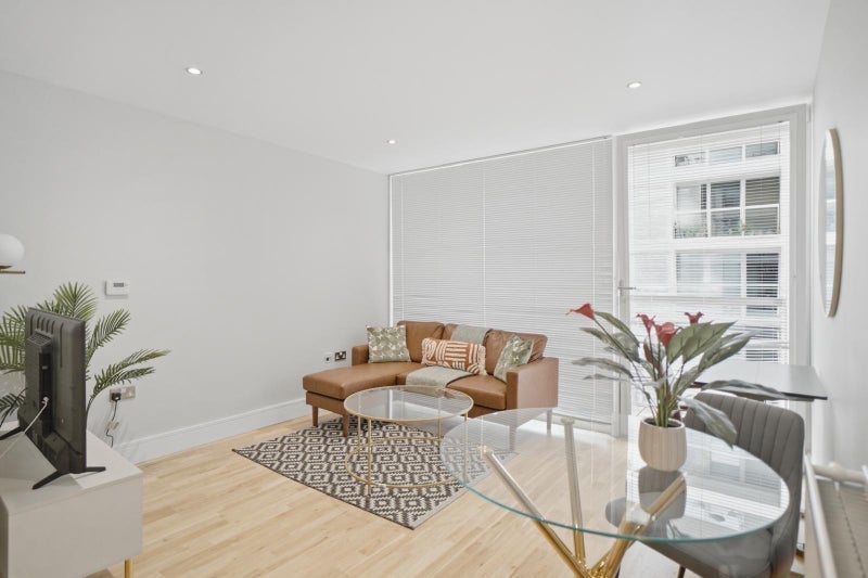 Flat Lanterns Way in Greater London