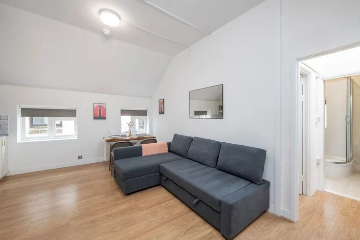 Flat Grafton Mews in Greater London