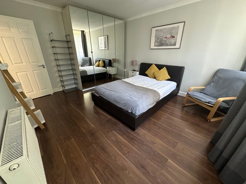 Room Thomas Baines Road in Greater London