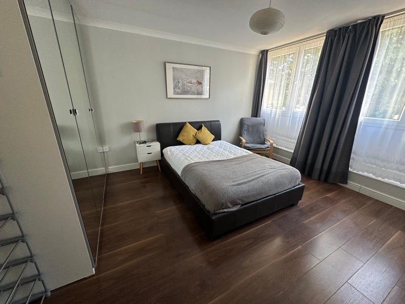 Room Thomas Baines Road in Greater London