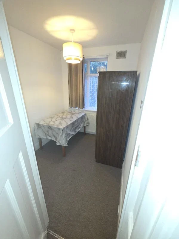 Room Aldborough Road South in Greater London