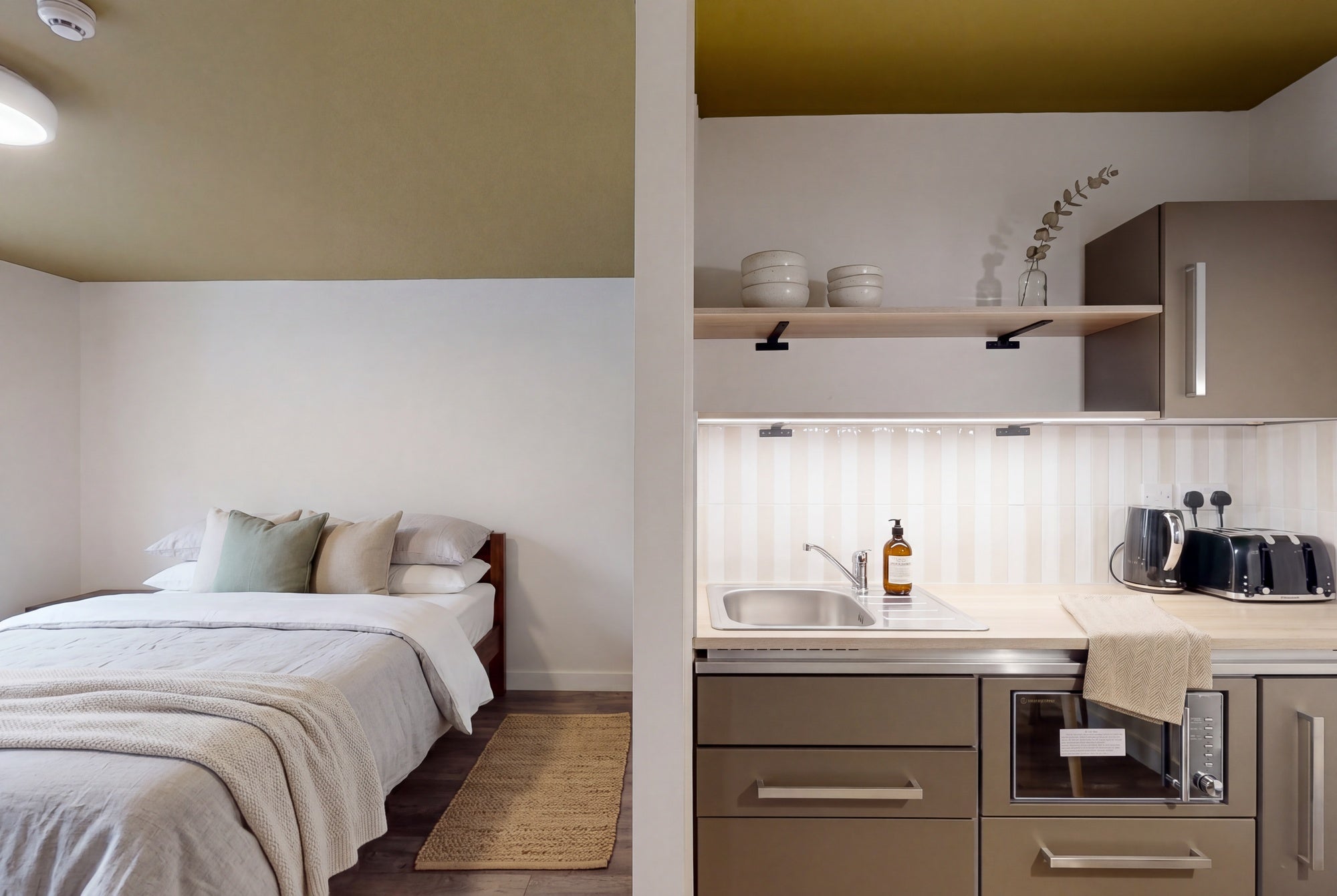 Room Moorland Road in Leeds