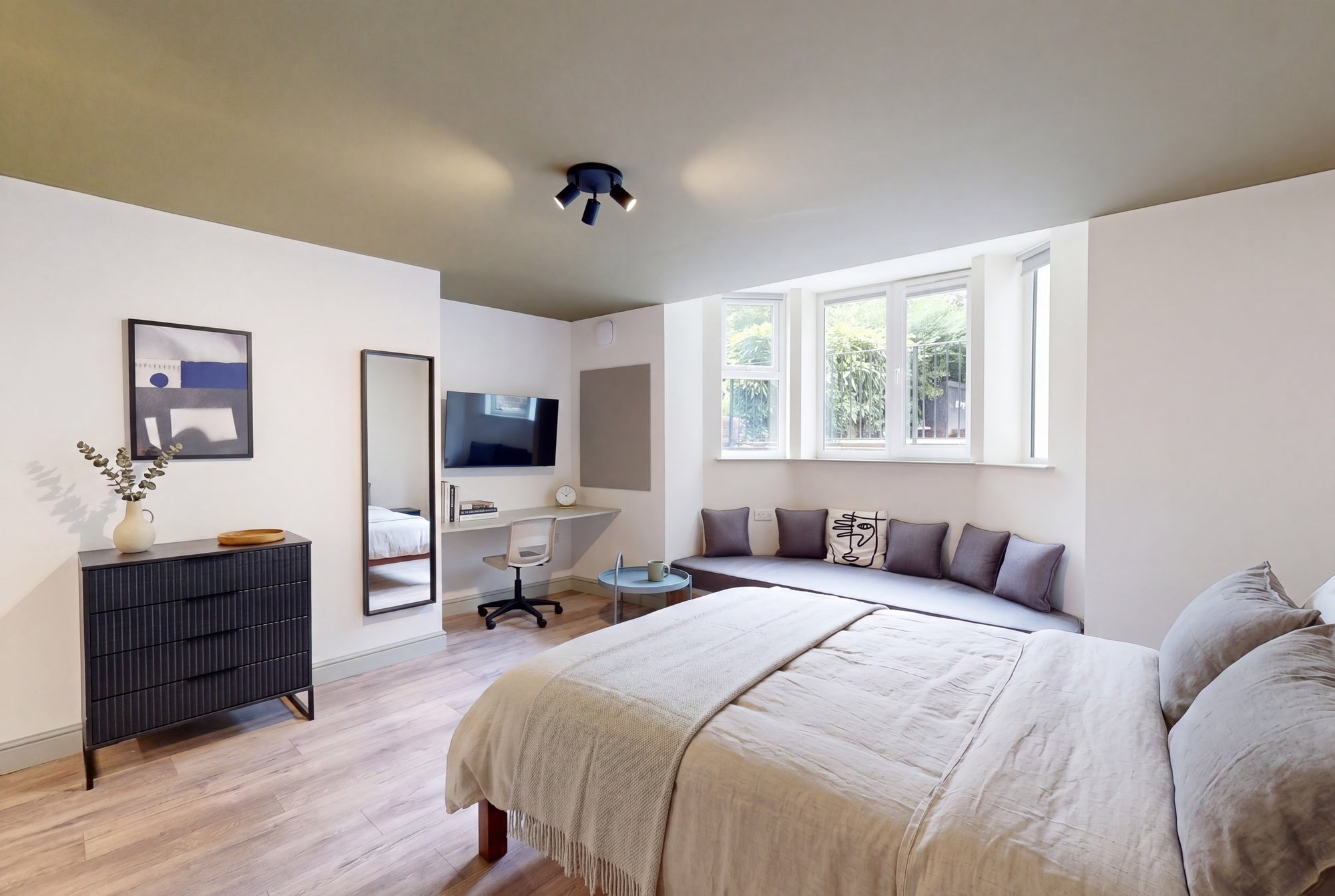 Room Moorland Road in Leeds
