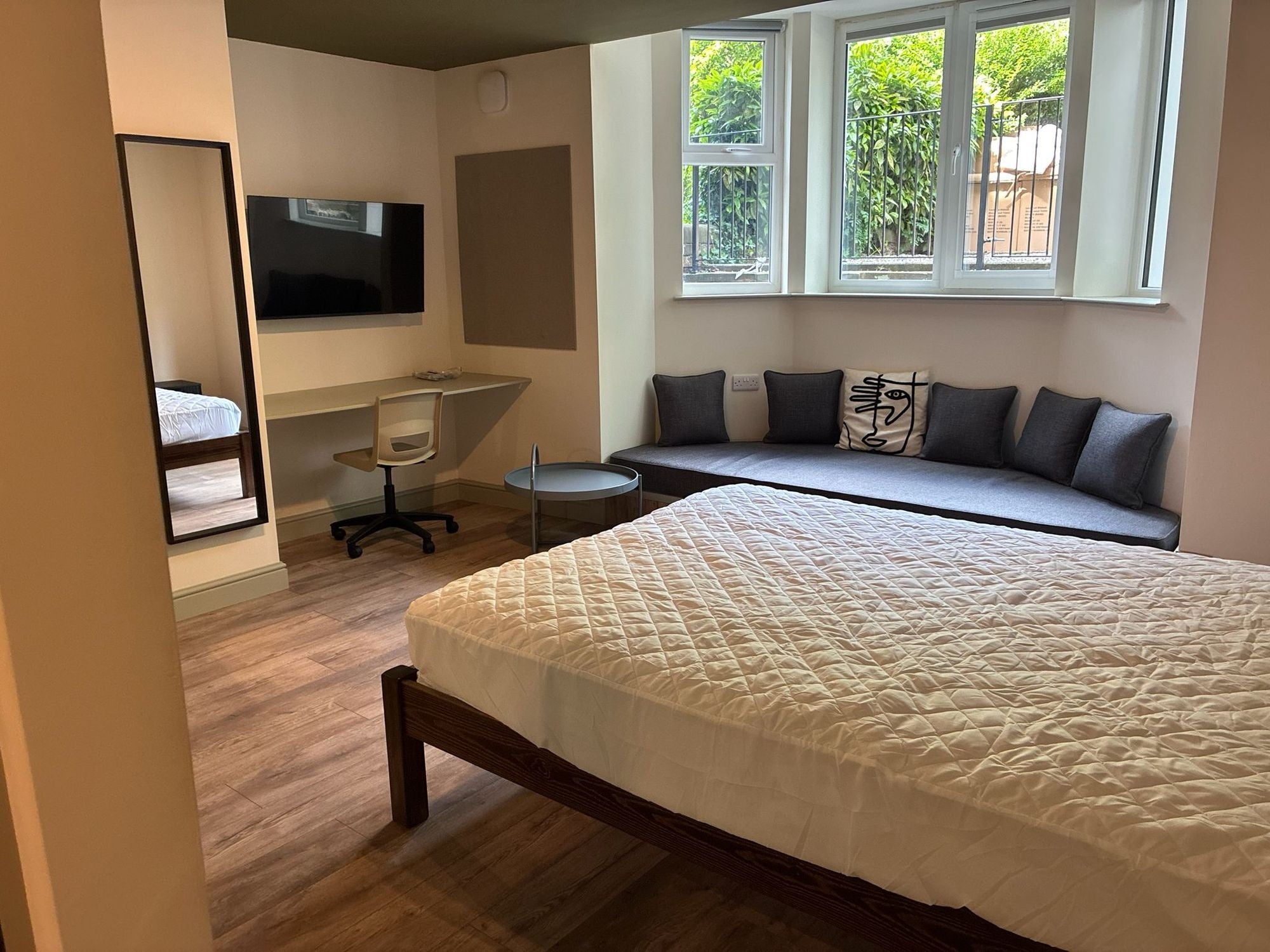 Room Moorland Road in Leeds