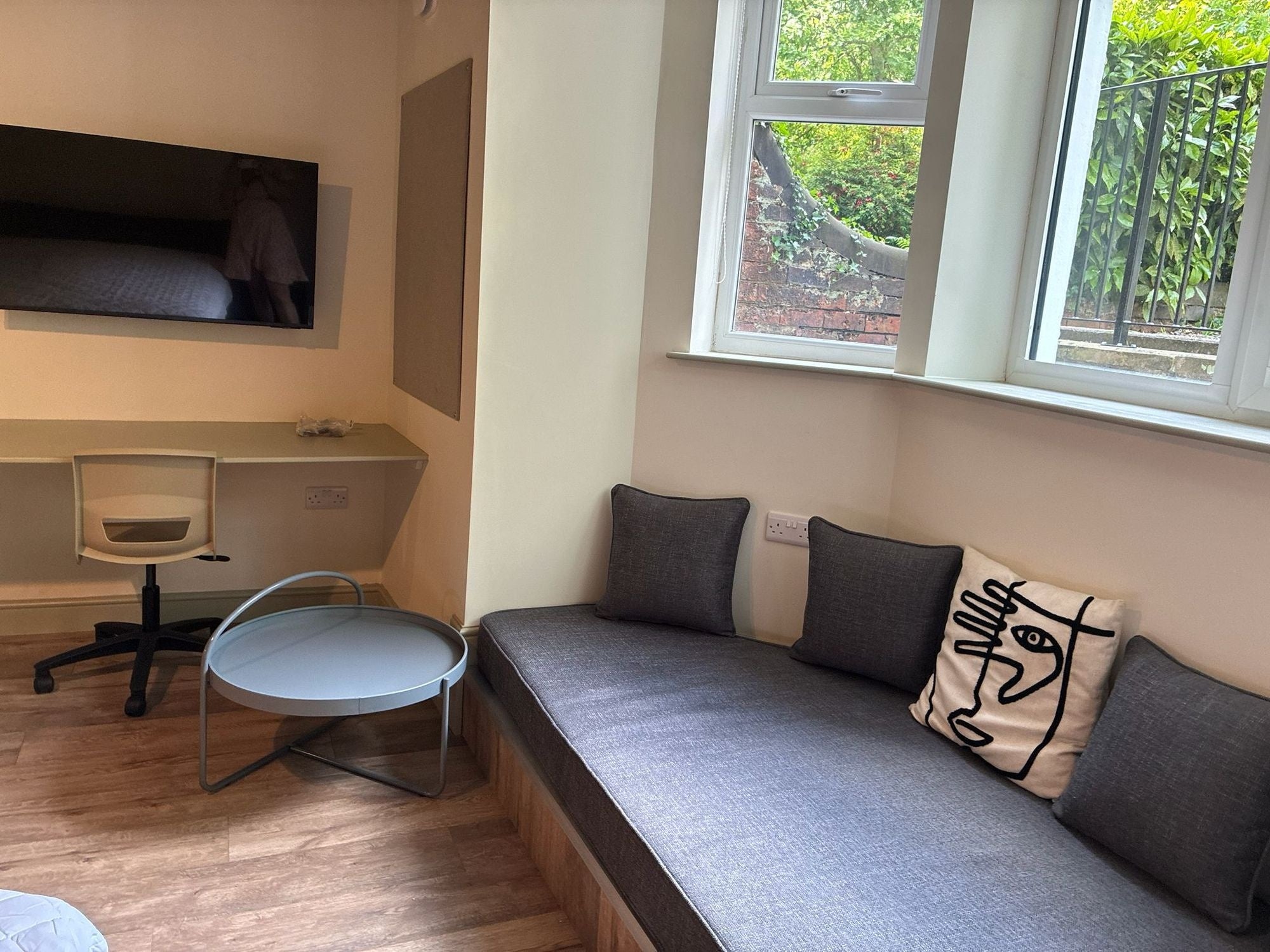 Room Moorland Road in Leeds