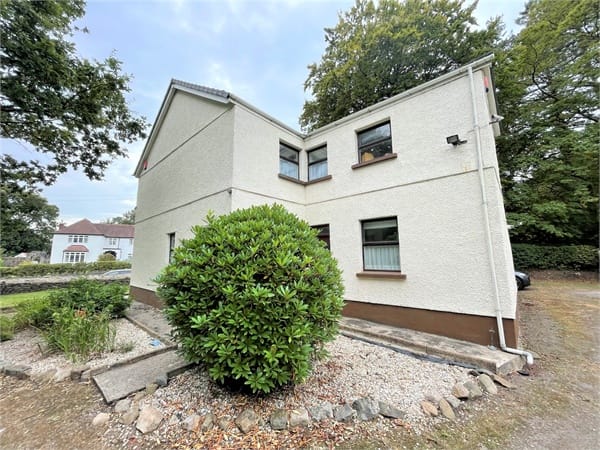 Flat Maes-y-Gwernen Road in Swansea