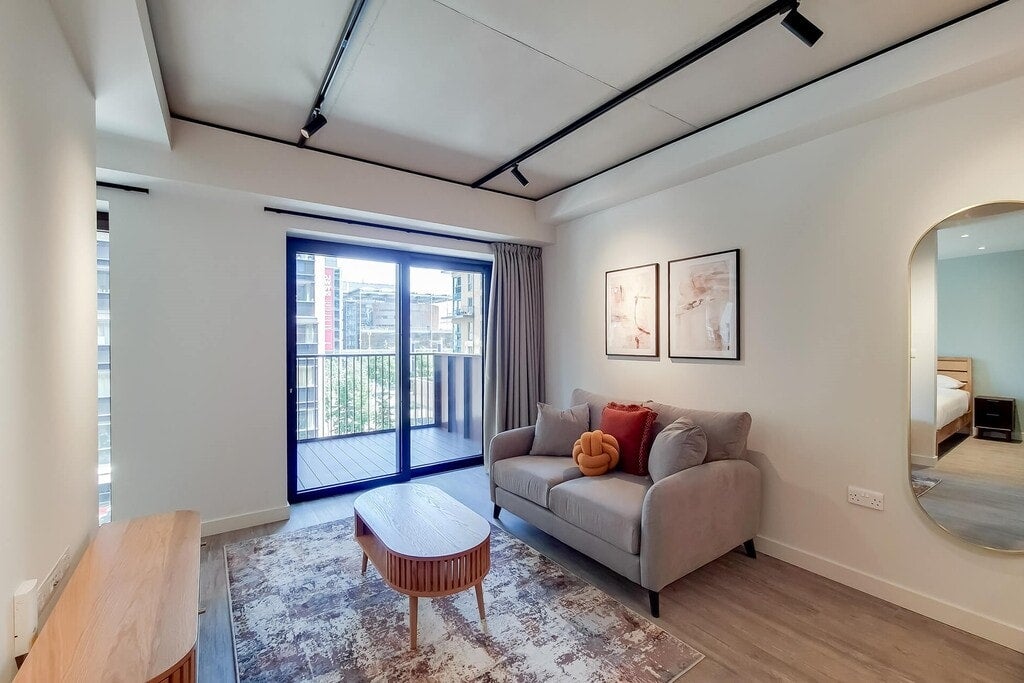Flat Empire Way in Greater London