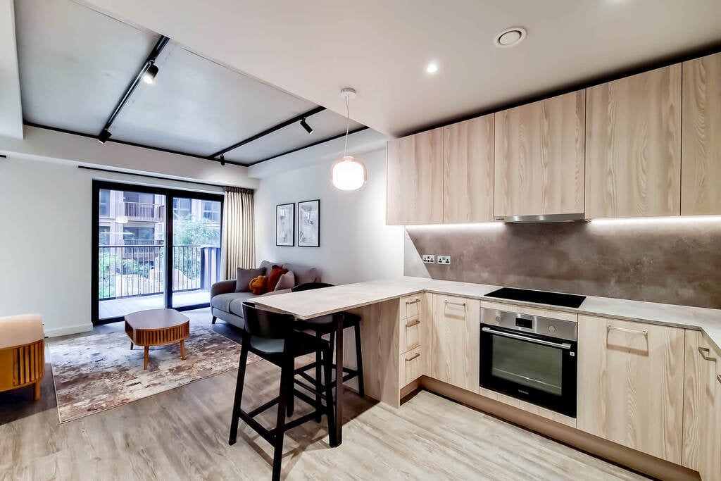 Flat Empire Way in Greater London