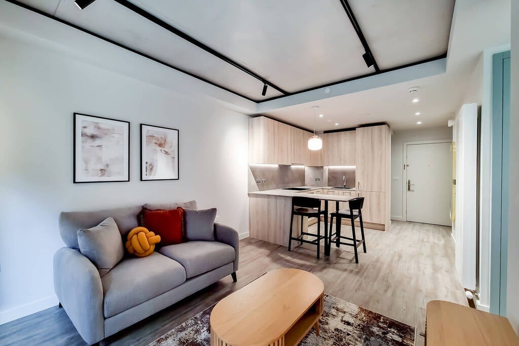 Flat Empire Way in Greater London