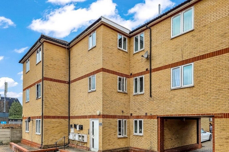 Flat Kilsmere Lane in Cheshunt