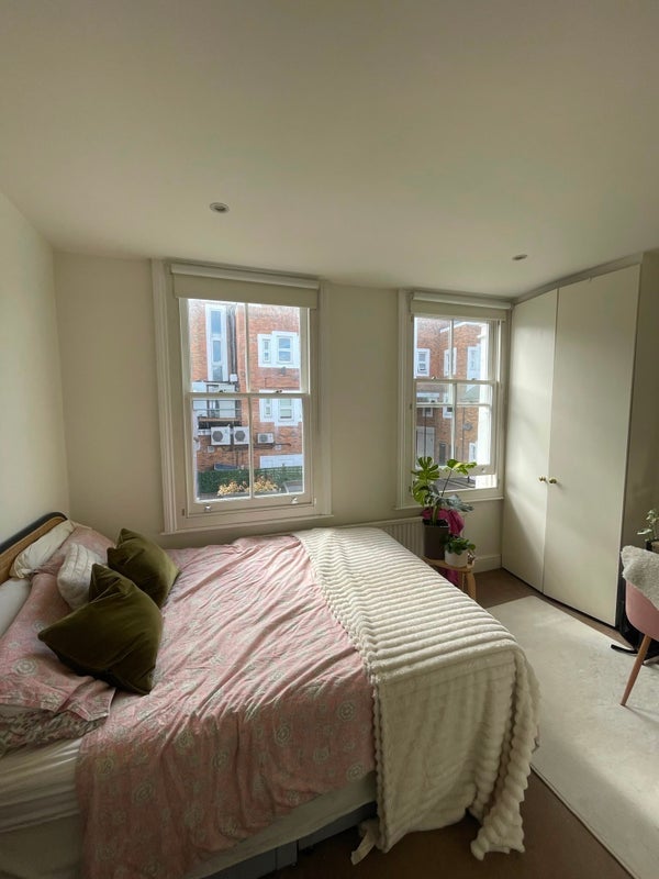 Room Macfarlane Road in Greater London