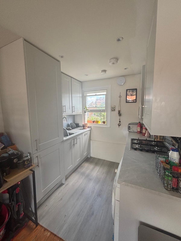 Room Macfarlane Road in Greater London