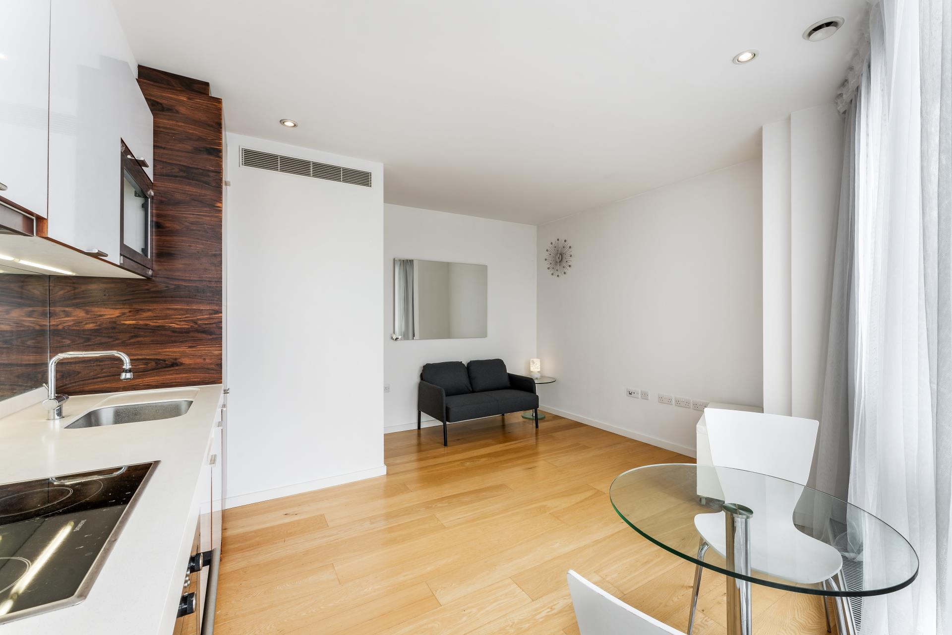 Flat Fairmont Avenue in Greater London