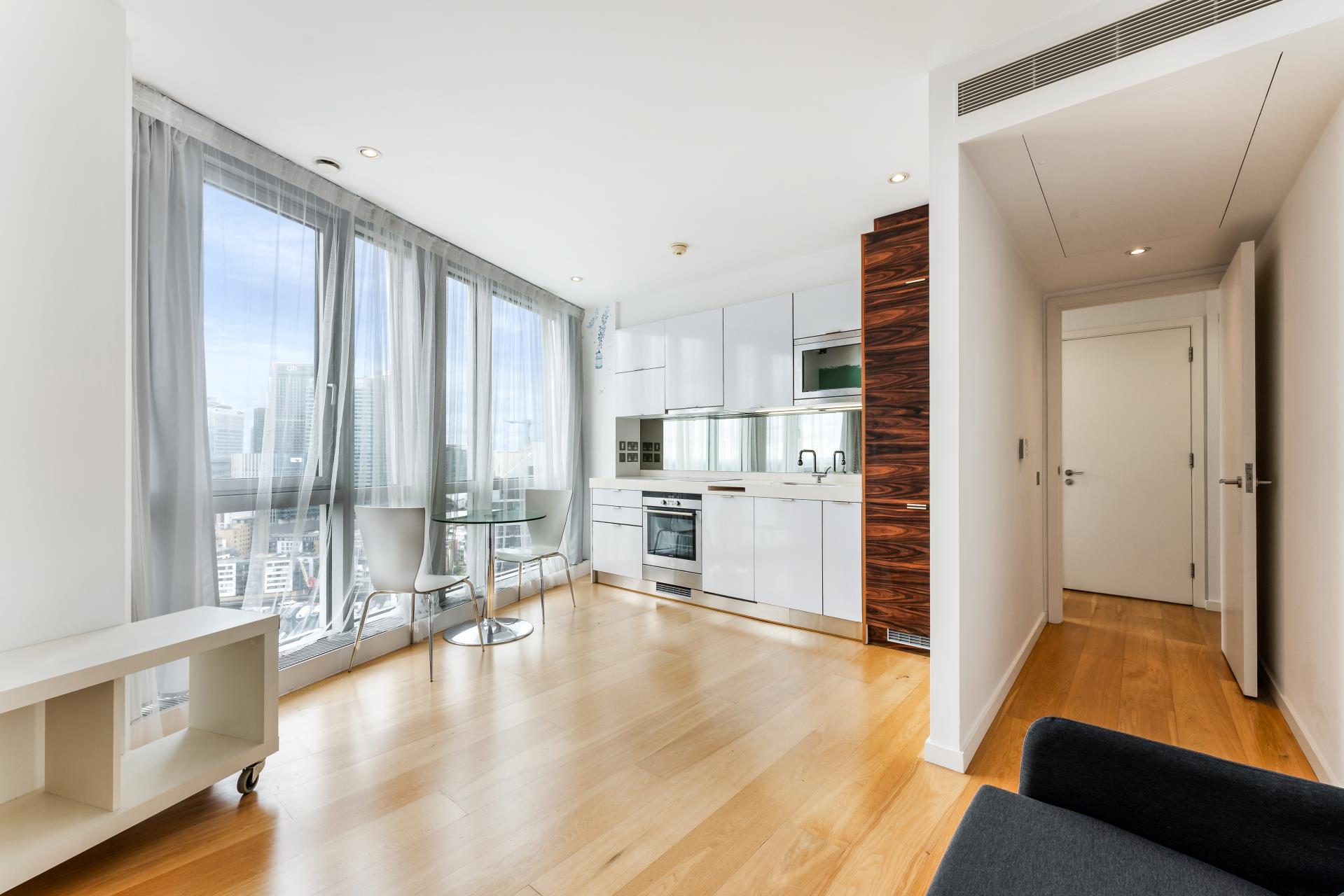 Flat Fairmont Avenue in Greater London