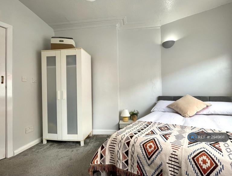 Room Hawksworth Grove in Leeds