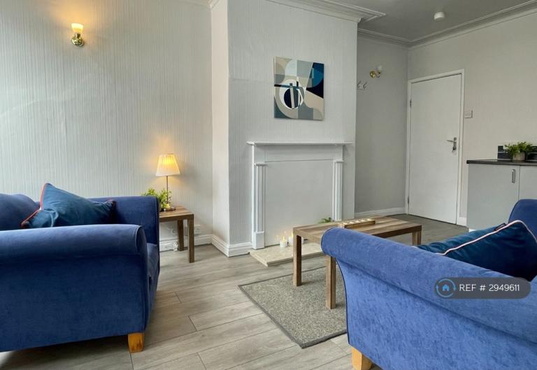 Room Hawksworth Grove in Leeds